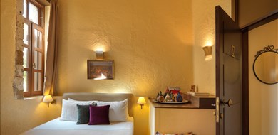standard-double-alcanea-room-v-old-town-chania-crete-1 - Villas with Pools in Crete, Corfu & Paros | Handpicked by Alargo