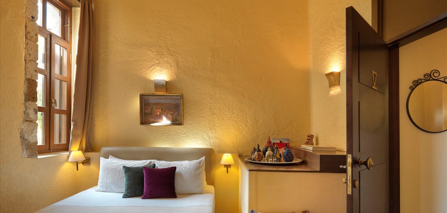 standard-double-alcanea-room-v-old-town-chania-crete-1 - Villas with Pools in Crete, Corfu & Paros | Handpicked by Alargo