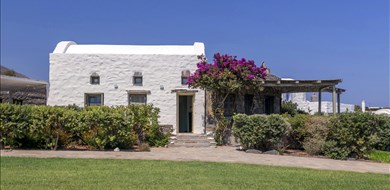 villa-elia-exterior-photo-lolantonis-beach-paros-1 - Villas with Pools in Crete, Corfu & Paros | Handpicked by Alargo